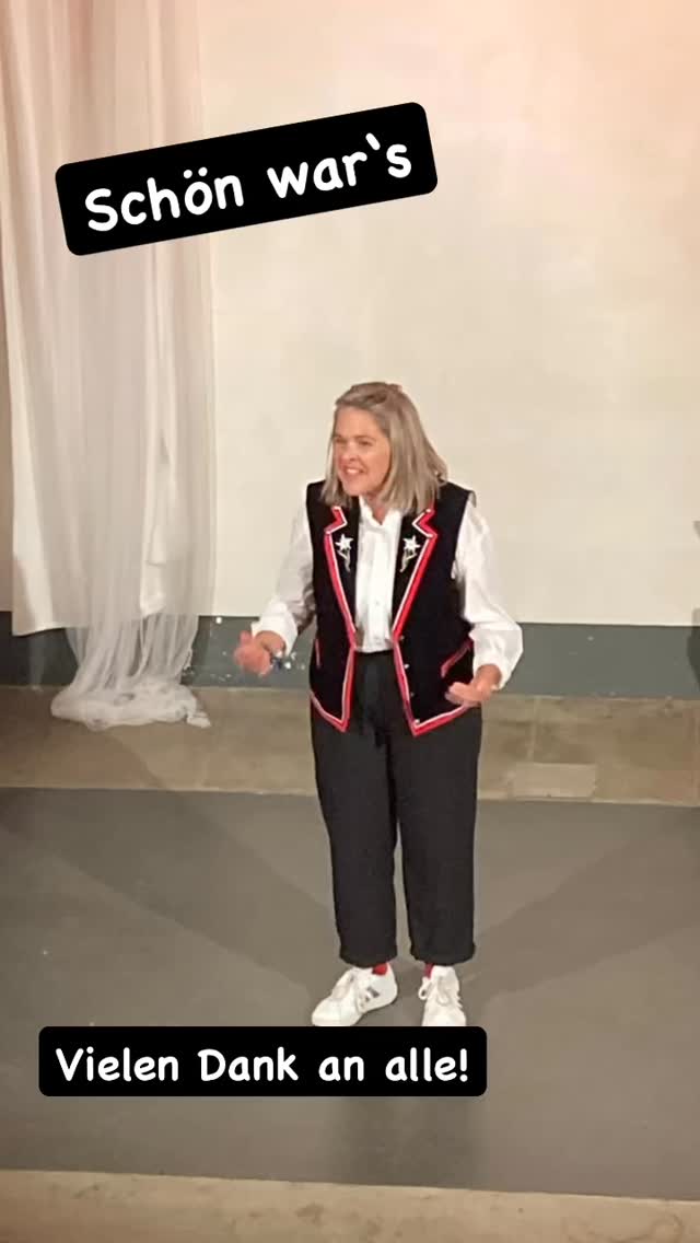 Was für ein Fest! 🎉
Letzten Samstag beim Erzählfestival im Schloss Ueberstorf – tolle Stimmung, schöner Ort, herzliches Publikum ❤️
Geschichten, Musik, Feuershow 🔥 und feines Essen!
Danke @brigittehirsig und KulturAlltag für die super Organisation und all die schönen Momente! 🙏💫✨