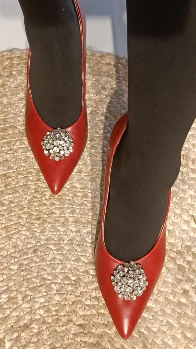 In dieser verdrehten Welt, in der Sneaker regieren, genieße ich als Frau das Privileg, High Heels zu tragen. 🔥 Und ich verspreche mir immer wieder selbst, diese Schönheit öfter zu feiern. 🤞Und Du?
#prosecoboutique feiert bald den ersten Geburtstag 🎉😍mit🍾,Snacks, cooler Music und ganz viel Schönheit bei uns im Boutique-Domicil.🎉
Komm am 8.11. vorbei und feier mit uns – WE ARE VERY PROUD! ❤️
#proseco #secondhandsecondchance #secondhandfashion #bernstyle #fairfashion #zollikofen #slowfashion #ootd