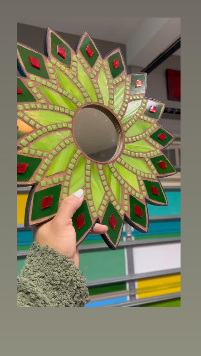 Forgot to share a mirror completed over three months ago!😅💕
#mosaicos #mosaicosdecorativos #mosaicsbymima #mosaiclife #mosaicart #mosaicart #charlotteartists #charlotteartwork #minthillncevents #minthillarts