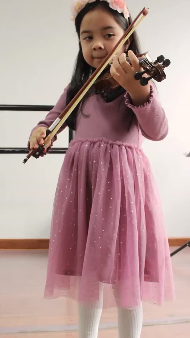 ✨ ¡Un día lleno de música y talento en Art Club! 💜🎶
Nuestros estudiantes brillaron en el escenario con presentaciones de canto, coro, piano, violín, guitarra acústica y ukelele.
Cada nota fue una muestra de su esfuerzo, pasión y amor por aprender. 🌟
Porque en Art Club, cada clase se convierte en una experiencia única y cada presentación, en un sueño cumplido. 🎤🎻🎹🎸