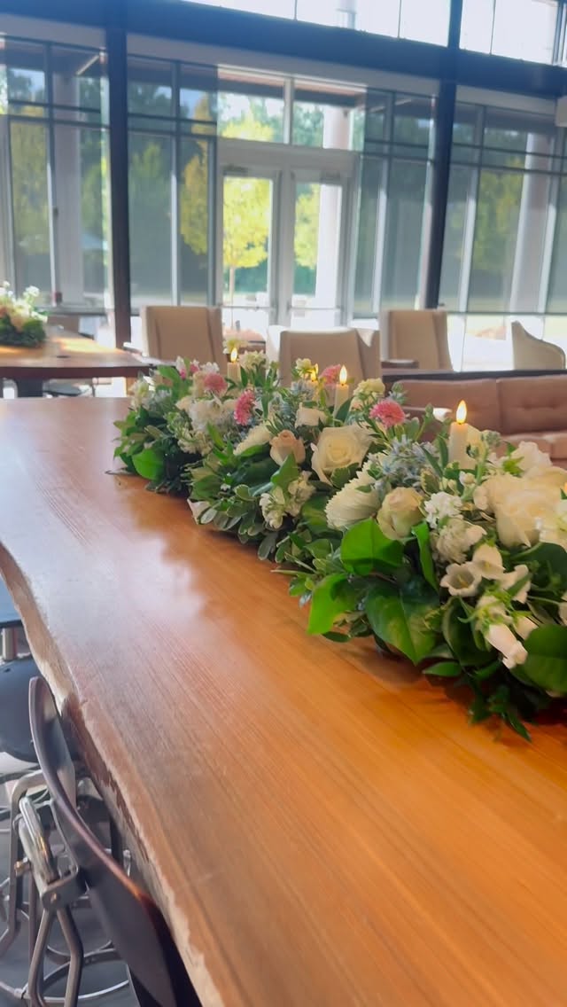 Loving these floralsπ«Άπ«Άπ«Ά rehearsal dinner at Danos Headquarters last night π Congratulations to Emma + Codyπ₯ #eventflorist #smallbuisness #flowers #weddingflorist