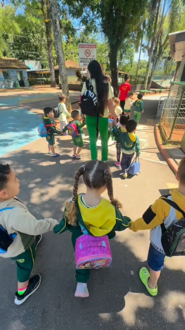 Explorar, brincar e se divertir… descobrindo o mundo com curiosidade e encantamento! 💚