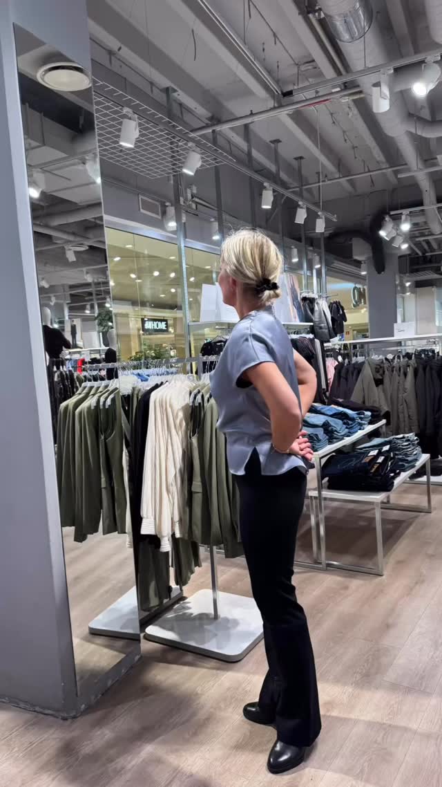 Katja vann personal-shopping och
10 000 kr i presentkort från Farsta centrum.
Igår vad det äntligen dags att ses och shoppa loss ✨🛍️
En av de första sakerna Katja nämnde var att hon föredrog klänningar eftersom hon hade svårt att hitta byxor hon tyckte satt bra. Som vanligt så gillar jag att utmana mina kunder och plockade därför fram två helt olika byxor som jag visste skulle sitta som en ”smäck”
Katja gick hem med så mycket fina höstplagg bl a. två par byxor, en kashmirtröja, blus och supersnygga boots.
Tack för en jättetrevlig eftermiddag @katjamoren ✨🤗Du är Såå fin och klär precis lika bra i byxor som i kjol och klänning. Tack @farstacentrum för förtroendet & ett jättekul uppdrag. 💕
@privateshopperstockholm
#privateshopperstockholm #styleguide #personalstylist #fashionentrepreneur #fashionstyle #classicstyle #outfitinspo #personalshopper #mq #stylingsession #farstacentrum #styleguıde #fromfuturecashmere