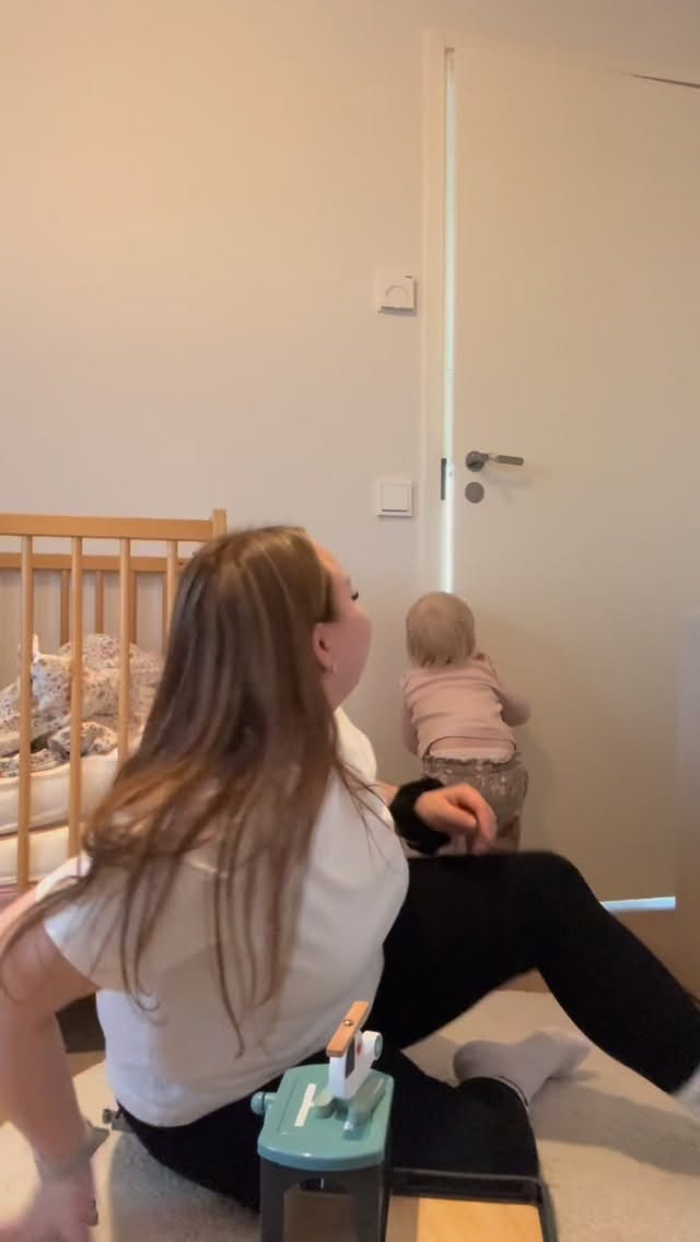 Päiväuniaika hoivassa 👶🏼💤💤
Me hymyntekijät ajattelemme, että jokainen hetki jonka voimme vapauttaa teille vanhemmille lisää on arvokasta.
Sen vuoksi lapsenne päiväuniaikana haluamme auttaa kodin askareissa. 🍼🧺🫧
Tärkein tehtävämme on olla lapselle läsnä, ja silloin kun turvalliselle sylille on tarvetta tärkein tehtävämme on toimia patjana!🩵 🛌
Päiväunien jälkeen jatkamme jälleen leikkien parissa.🧩🧸
#pieniteotisotvaikutukset #lapsiperhearki #vanhemmuudenapu #turvallinenhoiva #lapsenparhaaksi #lempeäarki #vauvahoiva #hymyntekijät #lastenhoitaja