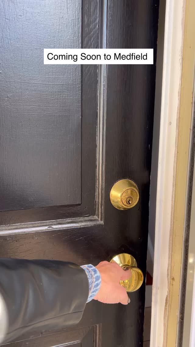 Coming Soon in Medfield! 🏡
This gorgeous home features 3 bedrooms, 2 baths, 2 family rooms, and an oversized 2-car attached garage with plenty of storage. It is move-in ready and waiting for its next chapter!
Contact me for more details:
📱 (617) 799-8150
📩 shereen.berlin@nemoves.com
#homesbyshereen#knowledgerealtor #wellesley #needham #newton #realestateexpert #medfield