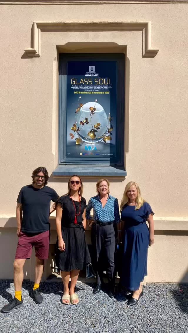 GLASS SOUL DUŠIČKOVÝ POP-UP: FRAGILE ETERNITY, connecting the Czech Republic and Spain.
At the prestigious MAVA Glass Museum in Madrid, visitors can experience the fifth part of the exhibition, while in the Czech Republic, on November 2, 2025, four beautiful venues will open their doors:
in Prague – the Church of St. Nicholas at Old Town Square, the New Ceremonial Hall at Olšany Cemetery, and the Chapel of St. Wenceslas in Vinohrady.
In Hradec Králové, guests are invited to the Church of Priest Ambrož, a masterpiece by architect Gočár, where a Carillon concert will precede the exhibition.
The exhibition presents glass urns, memorial objects, and artworks by leading Czech artists and internationally acclaimed glassmakers.
Free entry. 🍂🕯️
GLASS SOUL DUŠIČKOVÝ POP-UP: KŘEHKÁ VĚČNOST, propojuje Českou republiku a Španělsko.
V prestižním muzeu skla MAVA Madrid si mohou návštěvníci prohlédnout pátou část výstavy, zatímco u nás v ČR 2. listopadu 2025 otevřou své prostory čtyři krásné lokality:
v Praze – Kostel sv. Mikuláše na Staroměstském náměstí, Nová obřadní síň Olšany a Kaple sv. Václava na Vinohradech.
V Hradci Králové se návštěvníci mohou těšit na Sbor kněze Ambrože od architekta Gočára, kde výstavu předchází koncert Zvonohry.
Výstava představuje skleněné urny, pietní objekty a díla předních českých umělců a světově uznávaných sklářů.
Vstup zdarma. 🍂🕯️
⸻
#GlassSoul #FragileEternity #DušičkovýPopUp #CzechGlass #CzechArt #GlassArt #MAVA #MadridExhibition #CzechSpain #ArtExhibition #ContemporaryArt #FuneralArt #MemorialDesign #GlassSculpture #PietniObjekty #KrehkaVecnost #Praha #HradecKralove #CeskeSklo #VstupZdarma #SoulsAndGlass