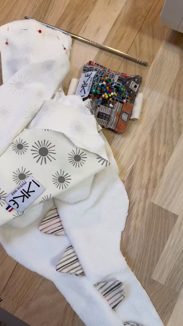 Een lief draakje in de maak 🐉✨
Zachte badstof, vrolijke printjes en een vleugje magie onder de naaimachine.
Nog even vullen, dichtnaaien… en dan is hij klaar voor zijn eerste knuffel 🤍
Met een klein lusje voor de speen — zodat dit draakje niet alleen lief is, maar ook superhandig 🐉🧵
#studioikke #liefdraakje #speenhouder #handgemaakt #babycadeau #softtoy #zacht #knuffelvriend #newborn #handmadebaby #madeinnederland #kraamcadeau #duurzaamspeelgoed #handgemaakt #speelgoed #zachteknuffels #baby