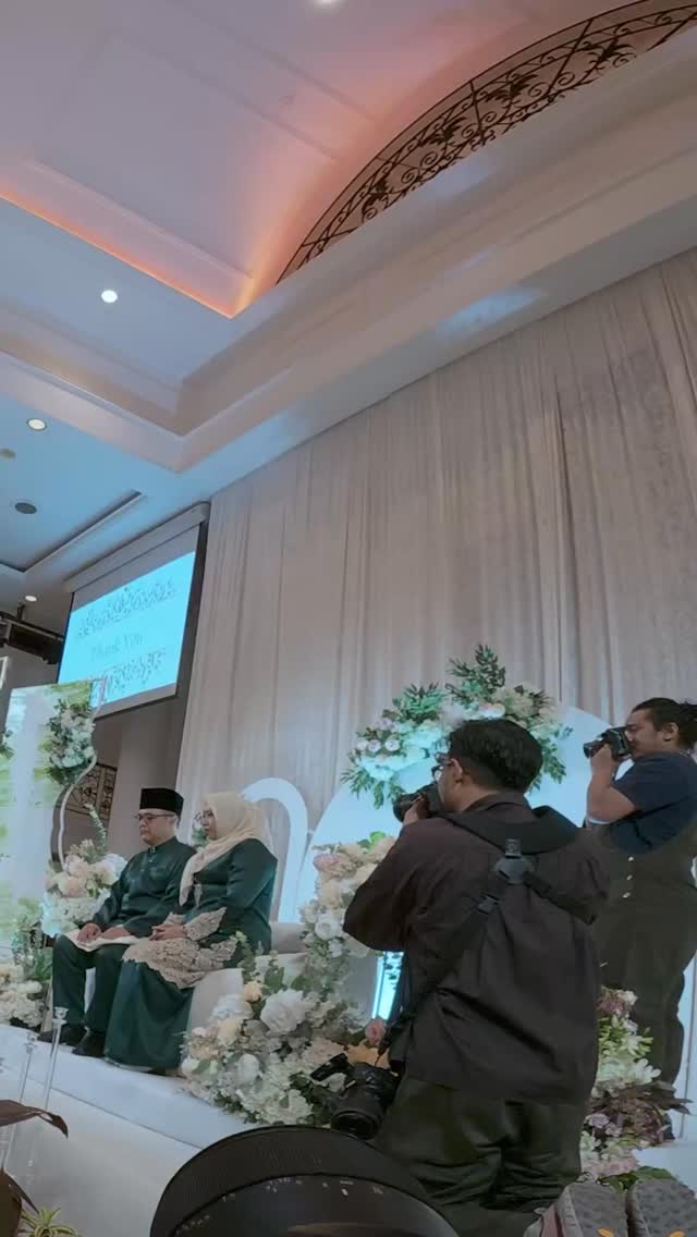 Why have one when two can capture more angles, moments, and emotions?
A second videographer acts to capture simultaneously occurring moments, provide multiple angles, and ensure comprehensive coverage.
Hang out with us at our Open House on 15 Nov 2025, Saturday, 12 pm to 6 pm. Rsvp link in bio!