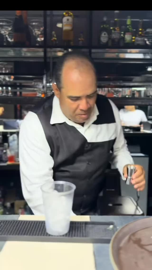 🎥 En Tragópolis la barra se prende desde temprano 🌅🔥
Hoy preparamos un Tequila Sunrise como solo aquí sabemos hacerlo:
una mezcla perfecta de tequila, jugo de naranja 🍊 y ese toque de granadina que pinta el amanecer en tu vaso 🌞🍹
Porque los tragos aquí no solo se beben… se disfrutan.
📍Ven a Tragópolis, en Karreyegua — donde cada trago tiene su historia.
#Tragópolis #Karreyegua #TequilaSunrise #BarLife #CoctelesRD #SunriseVibes