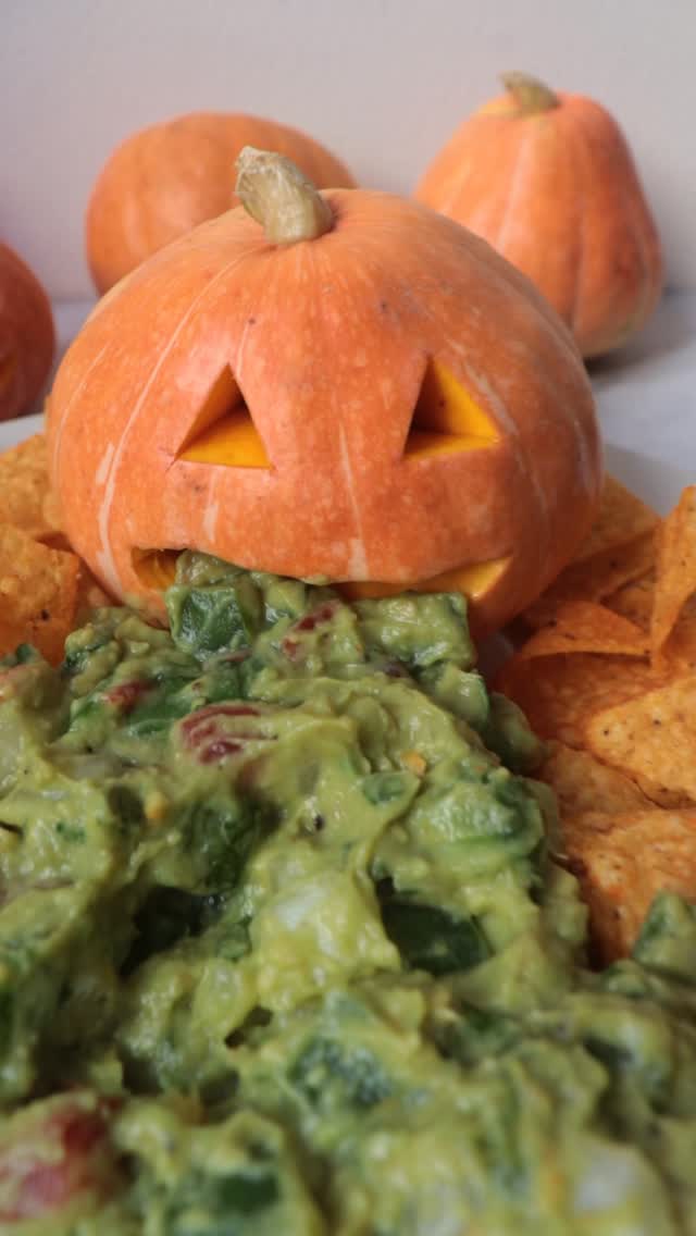 🎃 Receita especial de Halloween
Ingredientes:
🥑 2 avocados (ou 1 abacate)
🍅 ½ tomate
🧅 ½ cebola
🫑 ½ pimentão verde — todos cortados em cubinhos
🌿 Salsinha ou coentro a gosto
🧂 Sal e pimenta a gosto
🍋 Suco de 1 limão
🌮 Tortilhas para servir
Todos esses ingredientes você encontra no meu parceiro @superkochoficial 🥰