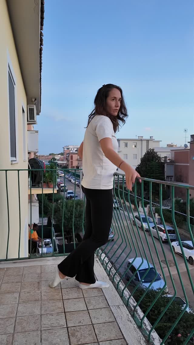 Hur orkar jag? ✨
Driva eget, vara mammaledig, vara en bra mamma/fru/vän och samtidigt mår bra.
Sanningen är att jag gör inte alltid det. Men jag har lärt mig att boka om, till och med boka av och säga nej när det inte går ihop. Det är klart att det är tråkigt att göra andra besvikna men sanningen är att det blir en mer sund relation med sig själv och andra.
När jag lyssnar på mitt sanna jag så blir saker lite lättare att orka med.
Hur gör du för att orka med allt du tar dig ann? ✨
#aikitastudio #yogastockholm #yogamatta #yogainspiration #orka #mindfulness #healyourself