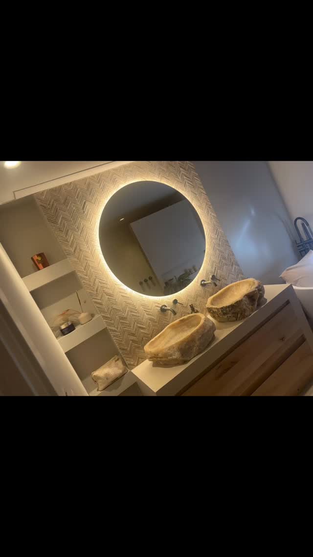 Beton ciré ✅ natuursteen waskommen ✅ vrijstaand bad ✅ eiken wasmeubel op maat ✅ #ibizavibes #genieten