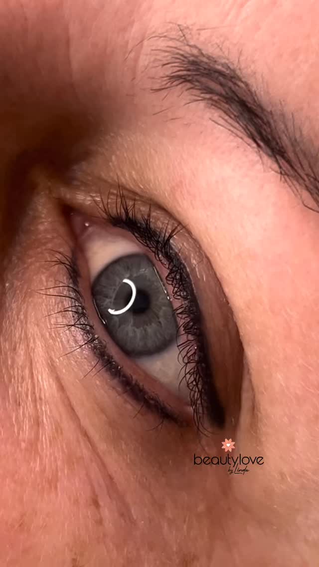 COVERUP EYELINER🧡
Meine liebe Kundin besuchte mich für Lippen-PMU. Auf meine Frage hin, ob sie mit ihrem bestehenden Eyeliner zufrieden sei, war ihr nicht klar, dass eine Korrektur möglich ist. Nach dem Termin war die Freude so groß, dass sie mich umarmte.
Der alte Liner war im Wimpernkranz hell, hatte keine Spitze und einen unsauberen Verlauf. Dies war eine tolle Herausforderung für mich. Umso glücklicher sind wir mit diesem Ergebnis!
Was sagt ihr zu der tollen Veränderung?