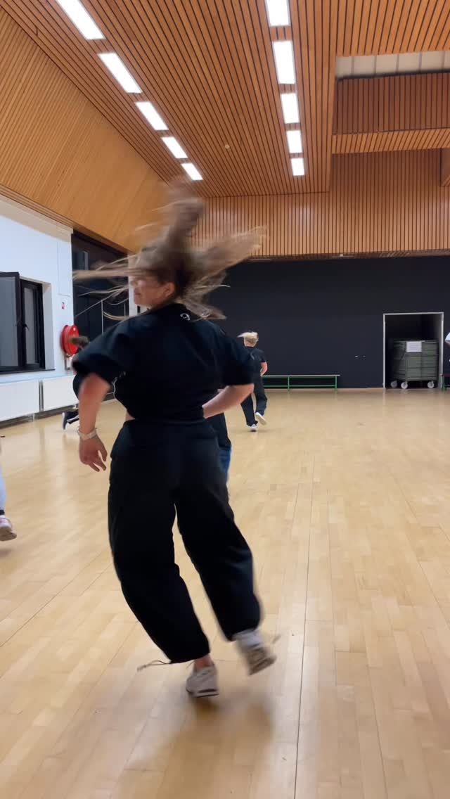 Urban Intensive op z’n best! 🤩
Volgende week start de lessenreeks van november. Schrijf je in en vibe mee! 🙌🏼
Choreo: @versy_by_s
#urban #dance #ghent #hobby #dans