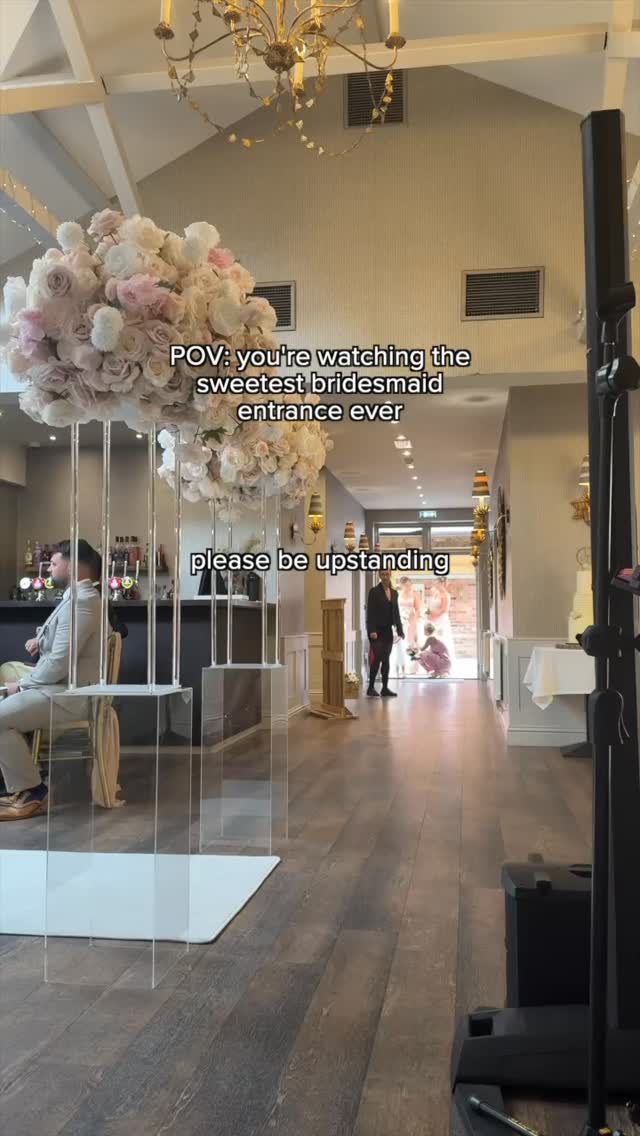 This buttery sweet entrance of Becky Hill - Right Here combined with the sweetest flower girls was just the cutest entrance ever.
📍 @cockliffecountryhouse
#beckyhill #weddingentrance #weddingaisle #ukweddings #weddingmusic #weddingsinger