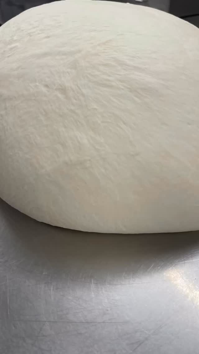 Our dough gets more time to rest than we do! 48hr ferment hand stretched, Bellissimo! #newfarmbistro #brisbaneeats #newfarmfood #brisbanefoodie #