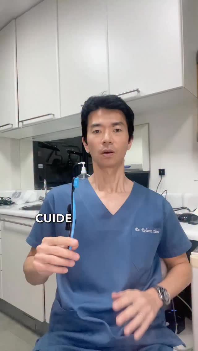 Cuidar da sua escova de dente é cuidar da sua saúde! A higienização e o armazenamento adequados são fundamentais para evitar contaminações. Invista no seu sorriso com pequenos hábitos diários! #SaúdeBucal #EscovaDeDente #CuidadoPessoal