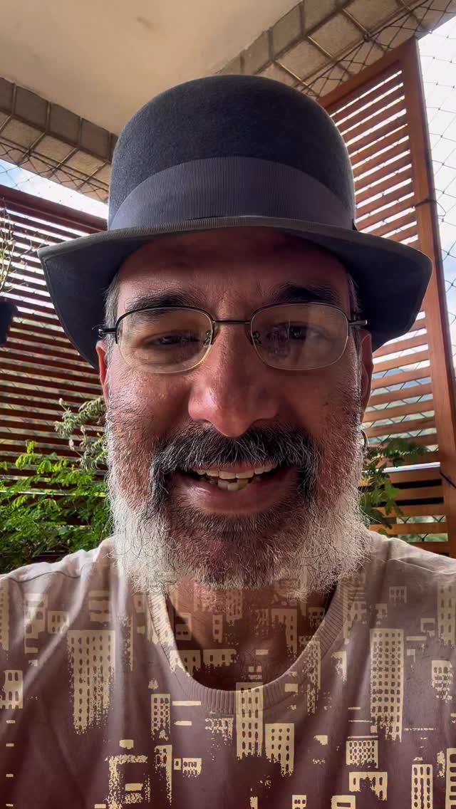 ✨ Na última semana, recebemos com muito carinho o ator e amigo @loboleandrodacosta , que voltou aos palcos especialmente para participar de Limítrofe.
Com gratidão e emoção, Leandro compartilhou como foi voltar ao palco depois de quase 10 anos.💛
Histórias como essa nos lembram o verdadeiro sentido do teatro: o encontro, o afeto e a transformação.
🎭 Limítrofe segue em temporada prorrogada até 9 de novembro, no Teatro Dulcina - RJ.
📅 Qui a sáb | 19h — Dom | 18h
🎟️ Ingressos no Sympla (link na bio) ou no app Meu Vivo para clientes Vivo Valoriza.
💜 50% de desconto para Clientes Vivo.