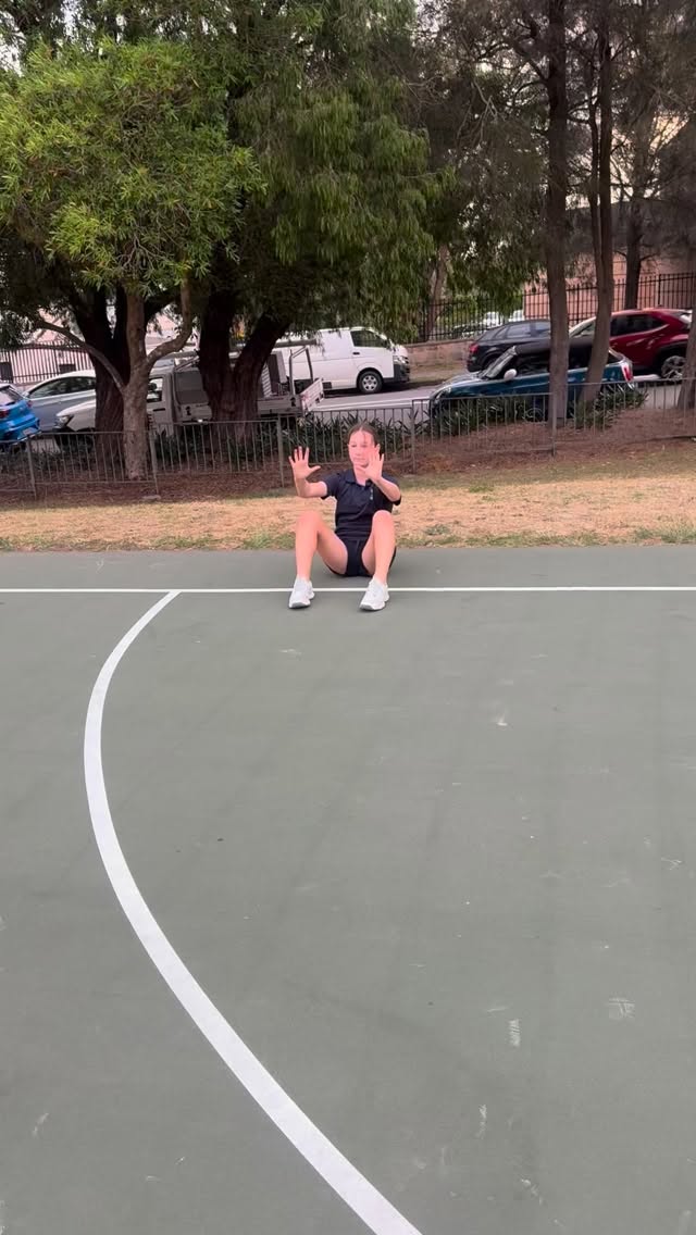 💥 Strong Core = Strong Game! 💥
Your core is the powerhouse behind every pass, pivot & jump on court.
A solid core improves balance, speed & stability — helping you hold your ground in defence and explode into attack. 🏐🔥
Train your core & your whole game levels up 💪
.
.
#netball
#netballtraining
#netballdrills
#core
#corestrength
#shapingfuturediamonds
#hpn