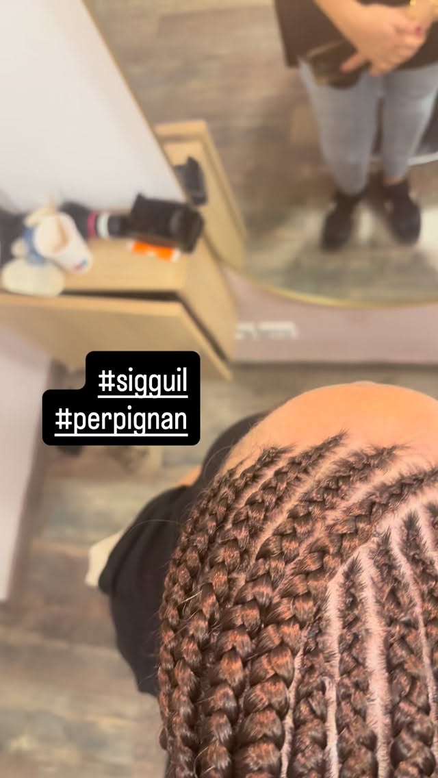 Tresses plaquées devant et libres derrière, adminrez la propreté du travail au salon de coiffure Sigguil à Perpignan. FRANCE