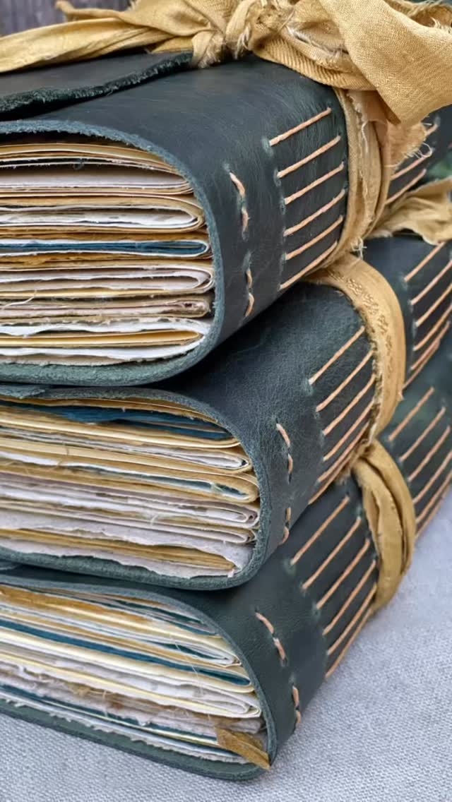 VINEYARD SOUND STORYTELLER!
Small batch printed marbled papers that have amazing beauty and detail, along with handmade lokta, bound into luxurious evergreen natural leather, tied with golden sari silk vintage ribbon.
Now available in two sizes ~ on the website (link in bio) and at the Edgartown studio.
#ArtJournal #VineyardInspired #LeatherBoundJournal #OneOfAKindGift #VineyardArtisans #FindYourStoryAtHypatia