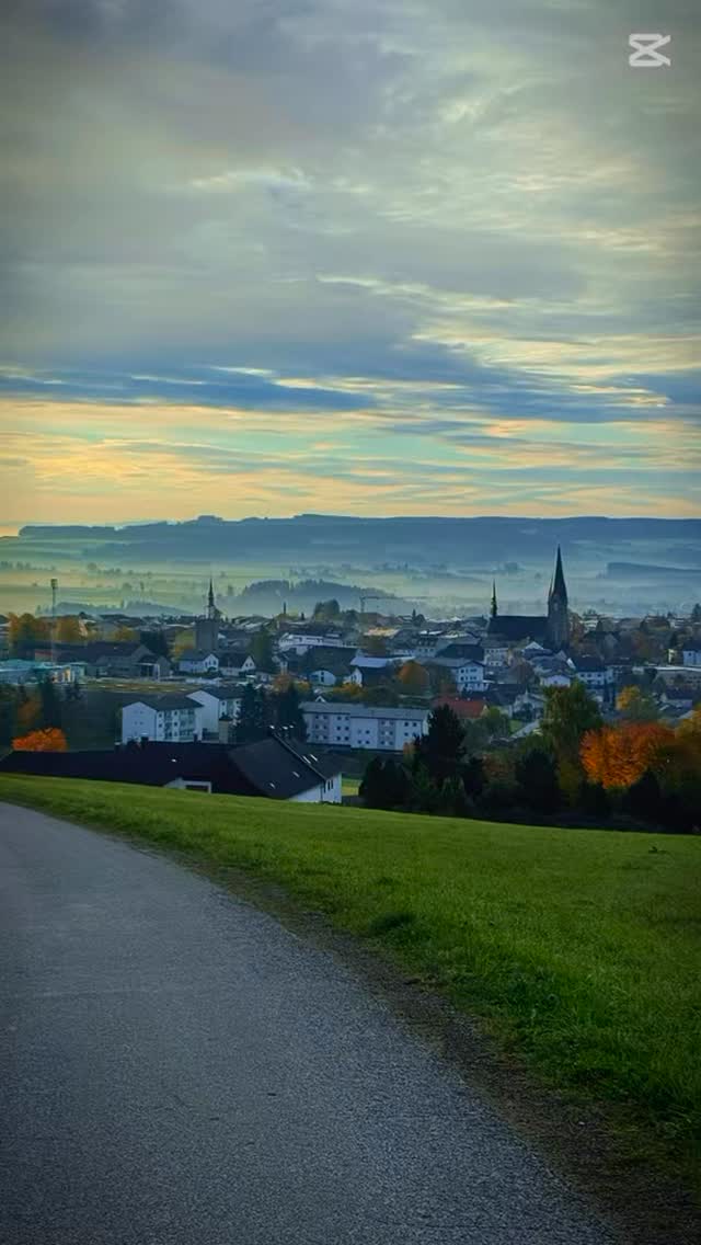 🍁👣☀️ Indian Summer im Mühlviertel + Erlebnis-Geh-Spräch = ein Tag, der Funken sprüht. 🔥
Ich durfte mit @luisa.anna._ einer gefragten HR-Expertin, die auf Bühnen und in renommierten Unternehmen wirkt und bereits vieles bewegt hat, einen Tag rund um den herbstlichen Sternstein verbringen – und an ihrem künftigen Unternehmen mit integrierter WORK-L!FE-ROMANCE meine Impulse einwirken lassen. 🌿✨
Kurz vor ihrem 5-monatigen Entwicklungs-Abenteuer in Asien haben wir Strategien, Ideen und Perspektiven geschmiedet, die spätestens nach dem Ausklang in der Schmiede 🔨🔥 ganz klar wurden – und im Einklang mit dem Glück stehen.
Ich weiß jetzt schon: In diesen fünf Monaten wird Außergewöhnliches entstehen. 🌱
Der Grundstein ist gelegt. 💡
Ich freu‘ mich auf die Ergebnisse 🧭
Übrigens: Im Video sieht man’s sinnbildlich – viele 🌳, viele Möglichkeiten – doch erst, wer zielt, kann auch treffen. 🎯
„Und plötzlich weißt du: Es ist Zeit, etwas Neues zu beginnen – und dem Zauber des Anfangs zu vertrauen.“
– Hermann Hesse
#BucketlistSchmied #ErlebnisGehSpräch #WorkLifeRomance #IndianSummer #Mühlviertel #MutZurVeränderung #Selbstentwicklung #Transformation #ZieleSetzen #VomErlebnisZumErgebnis #Lebensziele #Achtsamkeit