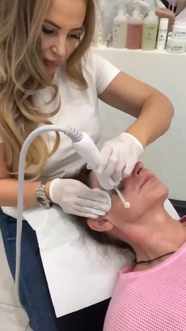 ✨ Strahlende Haut dank Radiofrequenz-Microneedling‼️✨
Hast du schon von der Kombination aus Microneedling & Radiofrequenz gehört❓🔥
Diese innovative Behandlung ist ein echter Gamechanger, wenn es um Hautverjüngung und Straffung geht 💆♀️
So funktioniert’s:
Feinste sterile Mikronadeln dringen sanft in die Haut ein und geben dabei gezielte Radiofrequenzenergie in die tieferen Hautschichten ab.
Das hat gleich zwei starke Effekte:
1️⃣ Die Haut wird von innen heraus gestrafft,
2️⃣ Die Kollagen- & Elastinproduktion wird massiv angeregt.
Das Ergebnis❓🌟
✅ Feinere Poren
✅ Straffere, glattere Haut
✅ Weniger Aknenarben & Pigmentflecken
✅ Sichtbar reduzierte Falten
✅ Ein frischer, jugendlicher Glow ✨
Perfekt bei:
– Hauterschlaffung (z. B. Wangen, Kinnlinie, Hals)
– Akne- und Narbenbehandlung
– großen Poren
– müder, fahler Haut
Und das Beste: Die Haut erneuert sich selbst auf natürliche Weise, ganz ohne Ausfallzeit! 💫
💬 Tipp: Schon nach der ersten Behandlung siehst du eine sichtbare Verbesserung – das volle Ergebnis zeigt sich nach einigen Wochen, wenn dein Kollagen richtig „aufblüht“. 🌸
📍 Buche jetzt deinen Termin und entdecke, wie schön sich deine Haut von innen heraus anfühlen kann.
#radiofrequenzmicroneedling #hautverjüngung #kosmetikstudiohamburg #microneedling #glowingskin #beautyinnovation #collagenboost #hautstraffung #hh