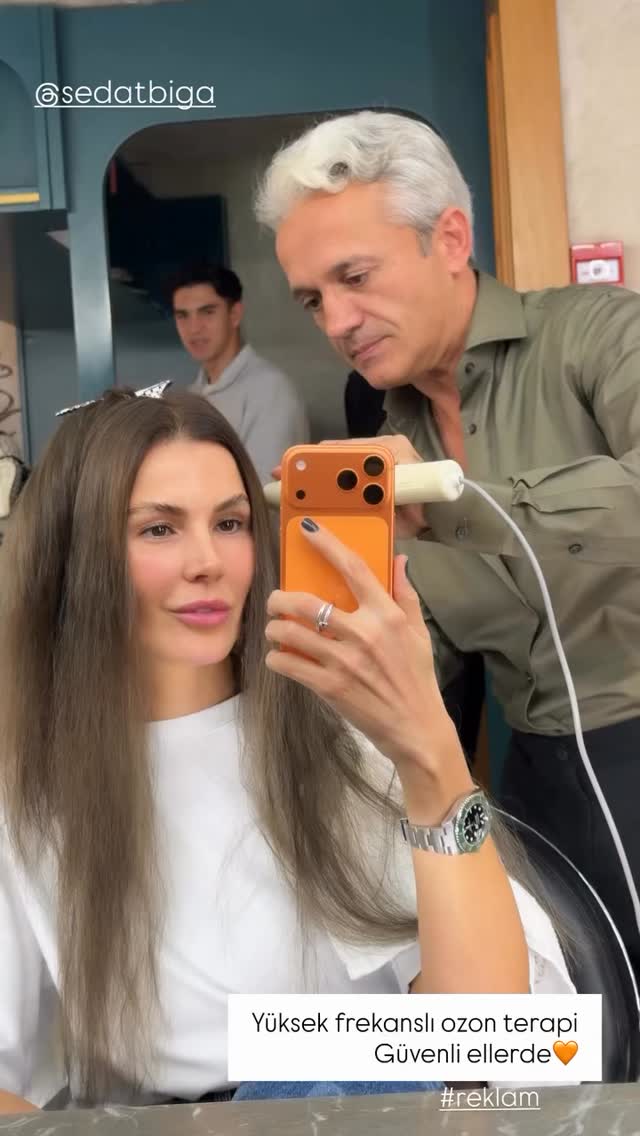 💡 Saç Derisinde Hücresel Canlanma
Yüksek frekanslı ozon tarak, lazer ve mikro akım teknolojileriyle saç derisinde derin bir uyarım sağlanır.
🔹 Kan dolaşımı hızlanır, oksijen üretimi artar.
🔹 Saç köklerinin beslenmesi güçlenir, vitamin ve aktif içerikler çok daha etkin taşınır.
🔹 Mikro akımlar, hücrelerde enerji üretimini destekleyerek saç köklerini canlandırır.
🔹 635 nm kırmızı LED ışık, kolajen sentezini artırarak saç derisinde elastikiyet ve canlılık kazandırır.
🔹 Lazer ve mezoterapi etkisi desteklenerek saç tellerinde kalınlaşma ve yoğunluk sağlanır.
Bu ileri teknoloji, saç dökülmesini azaltırken saç köklerinin yenilenmesini destekler.
Sonuç: daha güçlü, daha canlı ve daha sağlıklı saçlar.
.
.
.
#sedatbiga #mikrokaynak #medikalkaynak #stregis @estetik.trend