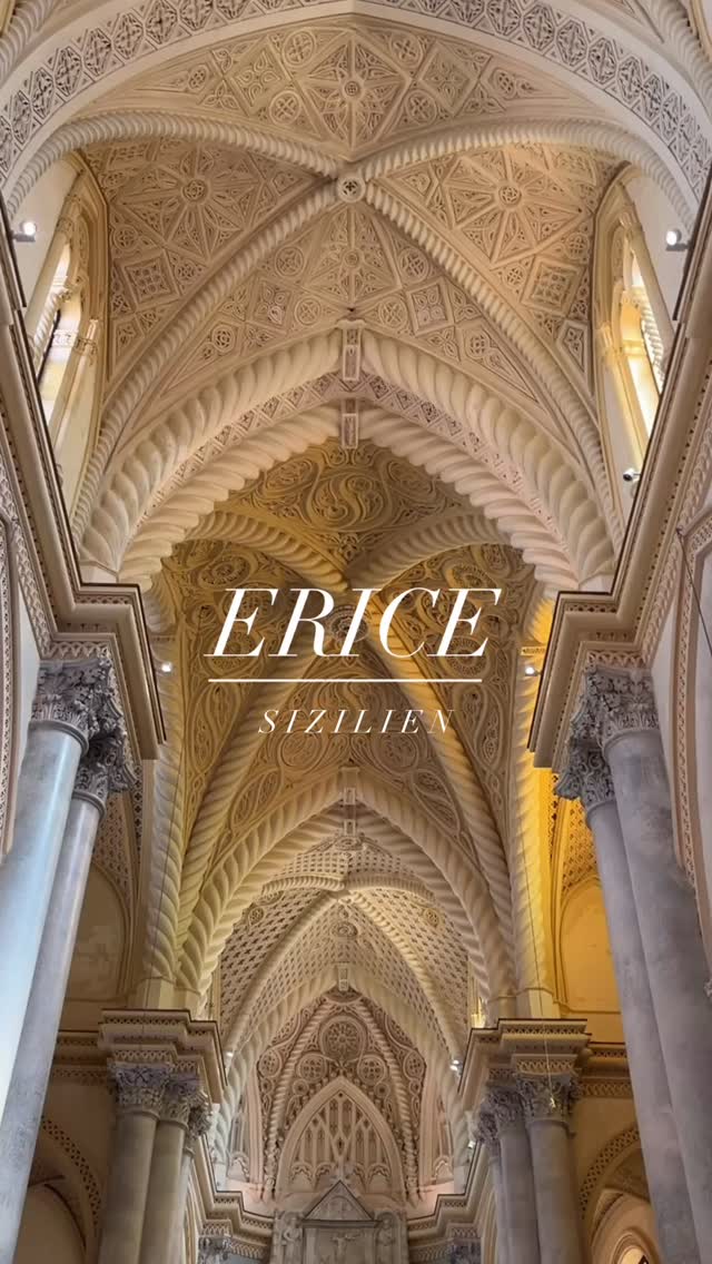 Ich behaupte immer gern, Siziliens schönste Kirchen stehen in Palermo. Im September jedoch führte unser Weg ins charmante Bergdorf Erice in der Provinz Trapani. Wir besuchten den beeindruckenden Wehrturm aus dem 13. Jahrhundert und anschließend den königlichen Dom. Wer hätte gedacht, dass sich hinter der schlichten Fassade so viel gotische Schönheit verbirgt?
#erice #trapani #sizilien #gotik #travelgram #reiseundfotografie #hiddengem #beautifulchurch #placestosee #schönheit