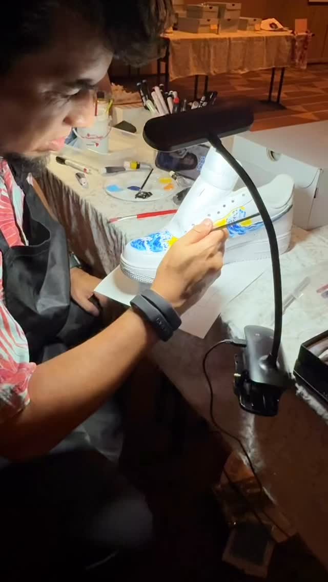 Every detail painted by hand. đ¨â¨
I had the honor of customizing @nike Air Force 1s for @jonahheim6 and @kenzieheimâs wedding at @fslanai â a unique activation by @silverliningeventco that brought art, fashion, and aloha together.
This pair blended Hawaiian florals, ocean tones, and subtle baseball details honoring Jonahâs @rangers story. Creating it was pure joy.
Mahalo to this dream team:
@silverliningeventco @aimebby @nike @jss_events @vida__films @marchfloraldesign @fslanai
#MauiWeddingArt #NikeCustoms #WeddingArtist #LiveEventArtist #AirForce1Art #JonahHeim #KenzieHeim #TexasRangers #DestinationWedding #FourSeasonsLanai #SilverLiningEventCo #HawaiiWeddings #CustomShoes #AlohaInEveryDetail