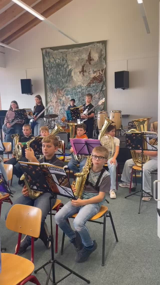 Vor einer Woche haben die Schülerinnen und Schüler der Bläserklasse 5 ihre Instrumente überreicht bekommen. Dazu hat die Bläserklasse 6 schon einmal motivierend gezeigt, was nach einem Jahr Instrumentalunterricht herauskommen kann.
Viel Spaß beim Spielen und Üben 🎶
#bläserklasse #instrumente #musik #graupnergymnasium