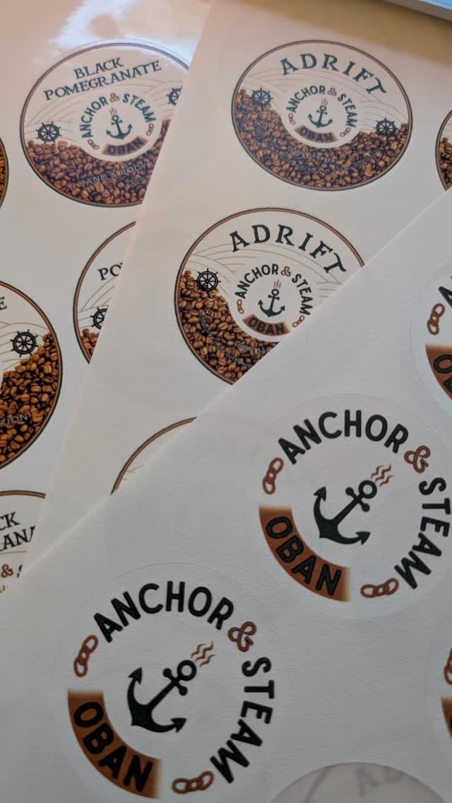 Where the scent of the sea meets the aroma of freshly brewed coffee ☕🌊
@lewiscandleco asked me to create some bespoke labels for the lovely folks at @anchor_and_steam_oban ⚓
They were designed to reflect Oban’s nautical spirit, rich coffee tones, maritime details, and timeless coastal charm ✨