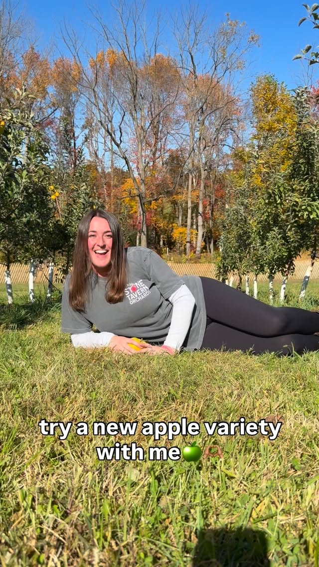 Trying out a Mosaic apple for the first time and I’m definitely pleased! She’s the new it girl in town for me💅 #anniesorchardnj #monmouthcounty #newjersey #fallvibes #fallfun🍁 #applepicking🍎 #farm