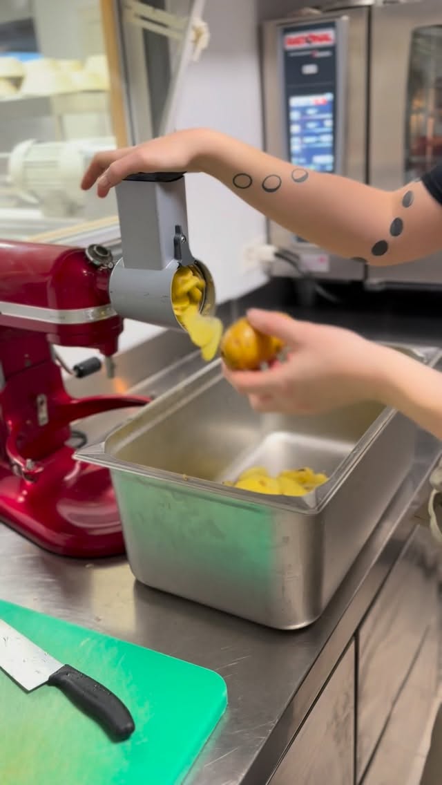 Wieder zurück!: das Focaccia-Sandwich mit Crème fraîche, Kartoffel-Antipasti und Käsefondue.
Ein perfektes Mittagessen während der Herbstmesse 💛.
#focaccia #sourdough #herbstmesse #herbst #käse