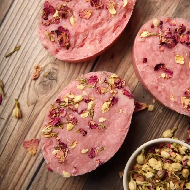 This Rustic Rose bar is made with a blend of skin-loving ingredients like shea butter, cocoa butter, and mango butter, and rose water. It’s scented with Rose Fragrance Oil and topped with pink rose petals and rosehip flowers.
#smallbatchsoap #beso #besodaring #handmade #smallbatchskincare #holidaymarket