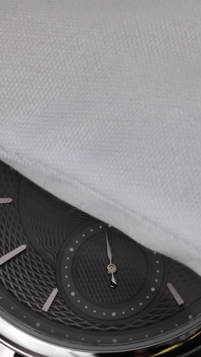 Rhodium glows like liquid silver, Grain de riz catches the edge, diamond guilloché lights up the seconds, moiré flows within .
#custommade #bespoke #guilloche #torstilaine #watchfam #lainewatches #watch #microrotor #swisswatches