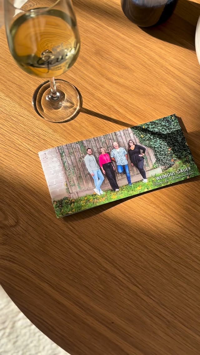 ✨ S N E A K P E E K
Ein erster Blick in unsere neue Imagebroschüre. 😍
Schon bald liegt sie euren Weinpaketen bei 🍷📦 und ist auch in unserer Weinstube zu finden.
_______________
#bodenheim #rheinhessen #weingutgauer #weingut #wein #potsdamerhof #broschüre