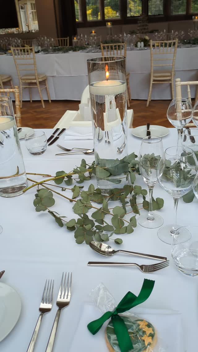 Friendly little PSA 😁
If you have booked your musician to be there all day, or all evening, please remember they need to eat! And most musicians will tell you, that after checking their car 100 times for all the gear, they will definitely forget to feed themselves. We don't want much, a chip cob will be perfect, but we are forever grateful to the brides and grooms that bless our plates 😂 can't count the amount of times I've turned up for a band gig with a packet of wotsits because I've been in a rush and the hours are 6-11, and when I'm doing Whitney Houston and Jackson 5, a girls gotta eat 👌 thank you for reading 🍷😁
#psa #singer #signs #wedding #chips