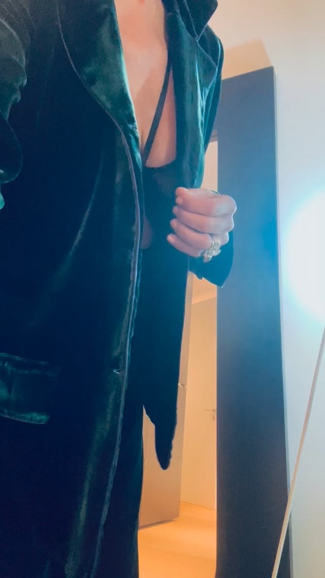 READY TO GO IN 10’!!
Completo in VELLUTO mod. VIOLETS, var. VERDE BOTTIGLIA, profili in Raso BLU NOTTE.
Info in DM.
#silk #seta #velluto #velvet #giacca #pantalone #set #jacket #trousers #handmade #taylormade #madeinitaly #comolake #stylish #chic #elegant #confortable #yourstyle