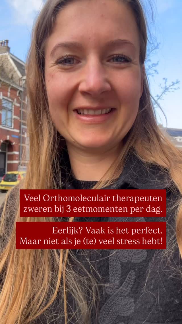 Veel orthomoleculair therapeuten zweren bij 3 eetmomenten per dag.
Eerlijk: vaak is dat een solide basis voor stabiele bloedsuikers en hormonen.
Maar… het kán ook tegen je werken.
Zeker als je gedreven, ambitieus en gevoelig bent voor stress (lees: cortisol).
Wat gebeurt er als je te lang niets eet?
👉 Je bloedsuiker daalt
👉 Je lichaam maakt cortisol aan om dit te compenseren
👉 Te veel cortisol remt je schildklier, vetverbranding én hormoonbalans
Ik merkte het laatst zelf:
Na mijn lunch at ik uren niets en om 17:00 deed ik pilates. Halverwege werd ik misselijk — een teken van een lage bloedsuiker.
Soms is een vierde eetmoment juist slim om je stresslevels laag te houden.
Vooral vlak voor je menstruatie of wanneer je insulineresistent bent door (te) veel stress.
Kortom: zit niet te veel in je hoofd, maar luister ook naar je lijf. Als je bloedsuiker in balans is dan weet je lijf heel goed wat het nodig is, beter dan welk schema ook…
Wil je leren hoe je je bloedsuiker in balans houdt zónder de hele dag met eten bezig te zijn?
Meld je aan voor mijn volgende masterclass (datum volgt via de mail) The Energy Game via: www.kimberlybuiter.nl/meer
💕