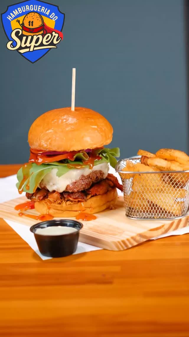 Já provou o nosso Colossus Burger? Simplesmente o mais pedido da casa! Combinação perfeita entre o salgado e o doce levemente apimentado do nosso molho sweet chilli. Peça já