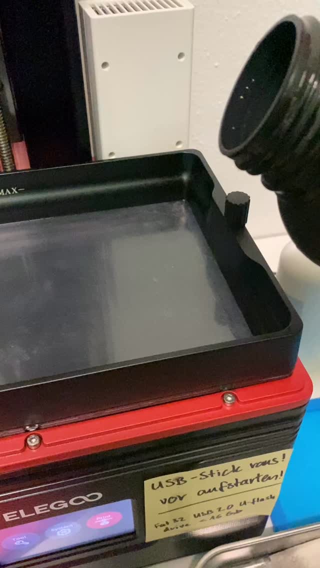 Glup glup glup, sieht fast aus wie flüssiger Zucker. Ist aber saustarkes #engineeringresin von @mayermakes . Echt gutes Zeug! 💪🏻😉
#3dprinting #3ddruck #elegoo #elegoomars4max #safetyfirst #labyrinthwuerfel