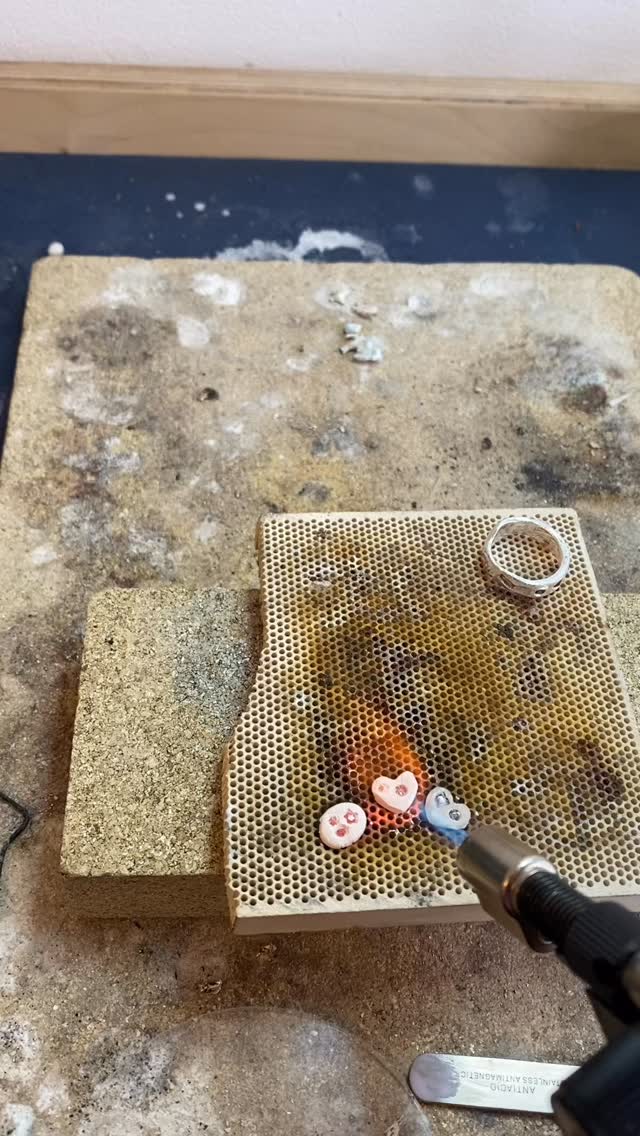 🇳🇱Winter is coming❄️so warm up with our fun jewelry-making experience in the heart of Amsterdam. Go home with a hand made souvenir made out of real silver, gold or silverclay 💍 #amsterdam #overtoom #thingstodoinamsterdam #sieradenmaken