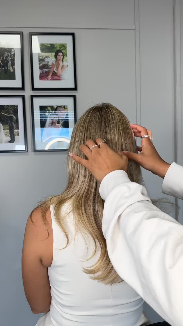 Updo tutorial 💕 using @schwarzkopfpro @kykhaircare @moroccanoil @_glamstock
.
.
Makeup by @micaelaborrellimakeup
Model @felweber
#niagarahair #hairtutorial #updotutorial #weddinghair #updoinspo #bridalupdo #bridalhairstyle #hairinspo