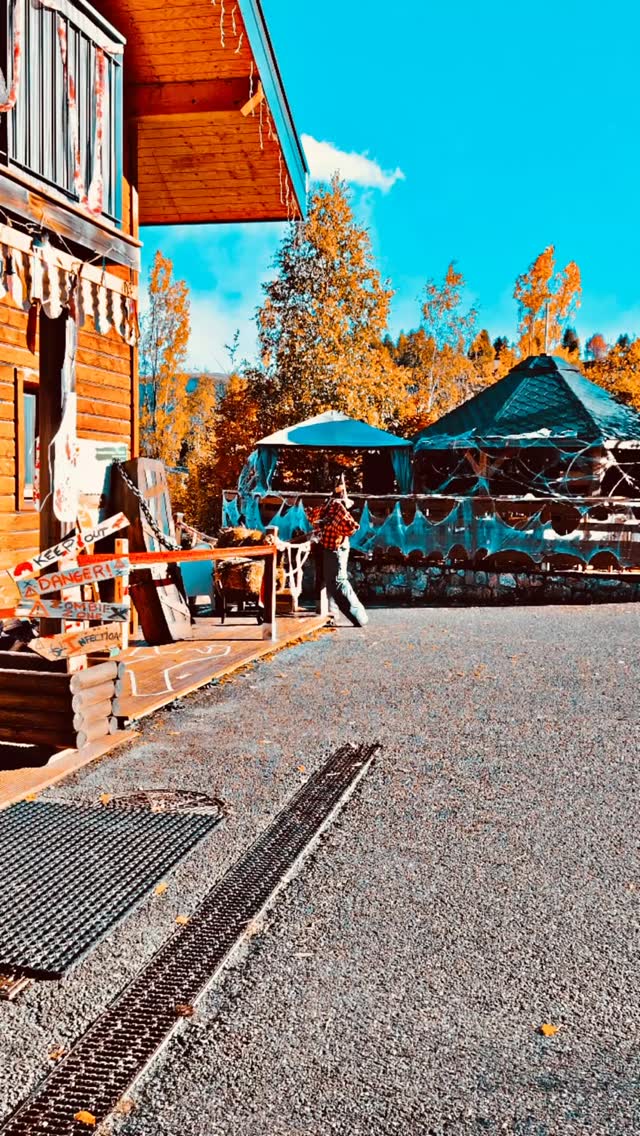 👻👻 Zombieland s’invite à l’Étoile du Cians ! 🎃
Le camping a pris des airs d’Halloween 😱
Toiles d’araignées, cercueil, ambiance frisson garantie 🕷️
📸 Viens déguisé(e) et prends ta photo la plus effrayante !
Partage-la avec #EtoileDuCiansHalloween 🧡
🍂 Beuil fête Halloween toute la semaine avec ateliers, spectacles et concours de citrouilles 🎭
🎃 Prêt(e) à frissonner ?
#étoileducians #beuil #campingnature