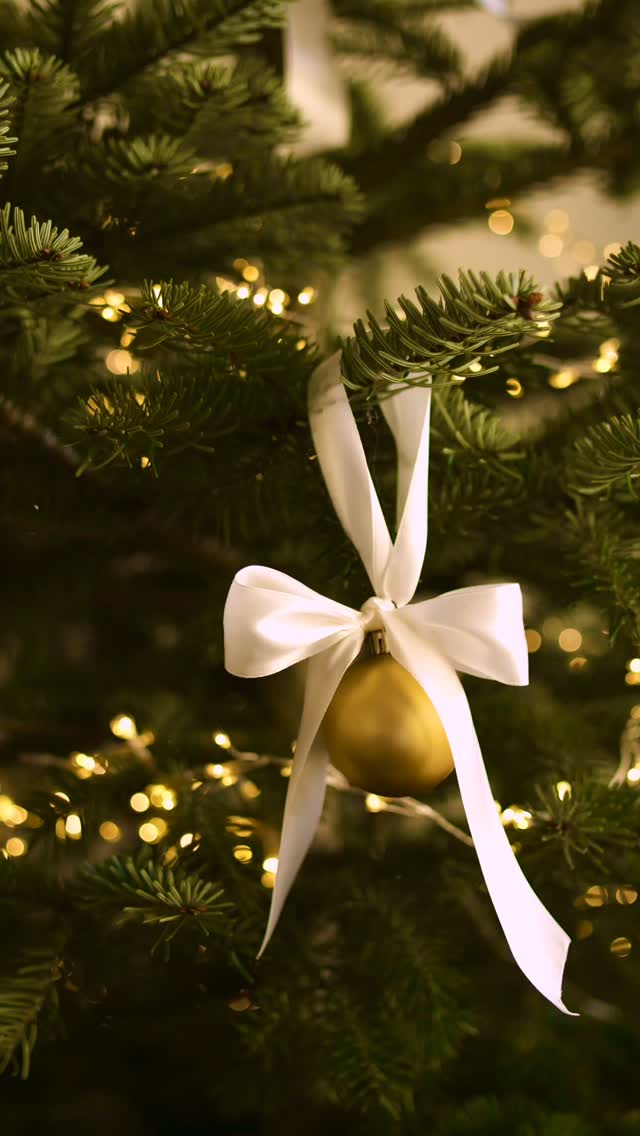 Tegoroczna scenografia świąteczna🎄🤍
Cały pokój składa się z trzech stref:
• sofa • materac • kuchnia boho •
które otulone są pięknymi żywymi choinkami, gałązkami, wiankami i lampkami - dosłownie z każdej strony i perspektywy! To powoli Wam stworzyć cudowne, urozmaicone i niepowtarzalne kadry!🎄
Do Waszej dyspozycji dostępne są również: misie i pluszaki, świąteczne książeczki dla dzieci, lokomotywa, konik na biegunach, dziecięce krzesełko, kosz mojżesza, pufki, atrapy prezentów i wiele innych ozdób świątecznych!🎁
Pozostałe dwa pokoje są w pełni neutralne, do każdego rodzaju sesji przez cały rok! 📸
🗓️Scenografia czeka na Was od 26.10. - 29.12.
CENNIK
•wynajem studia ze scenografią świąteczną
•pon-pt od 140 zł / 1 godz.
•weekend od 160 zł / 1 godz.
Chcesz wynająć studio na kilka godzin jednego dnia?
Skorzystaj z naszych pakietów, które znajdziesz w wyróżnionej relacji •cennik• 🎄🎄🎄
ZAPRASZAMY!
📍FACHstudio Bydgoszcz
________________
dekoracje @fach.studio.bydgoszcz & @da_fiori
wideo @ewaskonieczna_film_foto
choinki @choinki_osowiec
#scenografiaswiateczna #scenografiaswiatecznabydgoszcz #scenografiaswiateczna2025 #studiobydgoszcz #studionawynajem #studionawynajembydgoszcz #studiowkamienicy #studiowkamienicybydgoszcz #fotografbydgoszcz #fotograf #fachstudio #fachstudiobydgoszcz #swieta2025 #święta2025