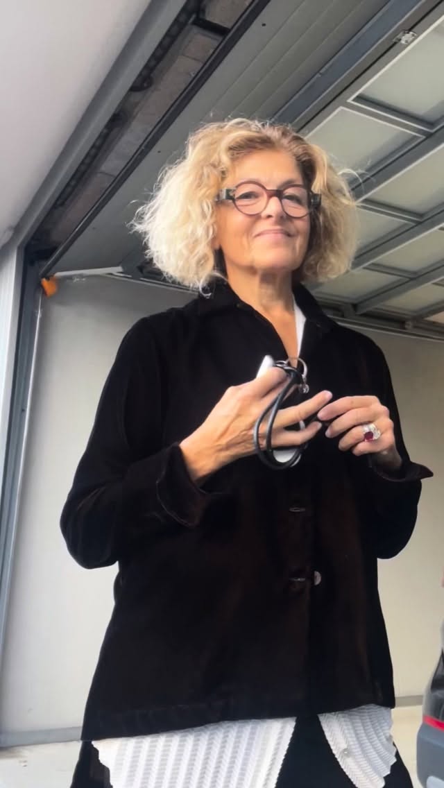 Facciamo insieme la prova delle CAMICIE in VELLUTO.
Non è stato semplice trovare il Velluto che desideravo: morbido, setoso ma un po’ “sostenuto”.
Quando il laboratorio mi ha consegnato il prototipo sono rimasta proprio soddisfatta ma apprezzerei anche il vostro parere….grazie 🌹🌹
#taylormade #handmade #camicia #velluto #velvet #wellness #stylish #dressup #ricerca #cura #arte