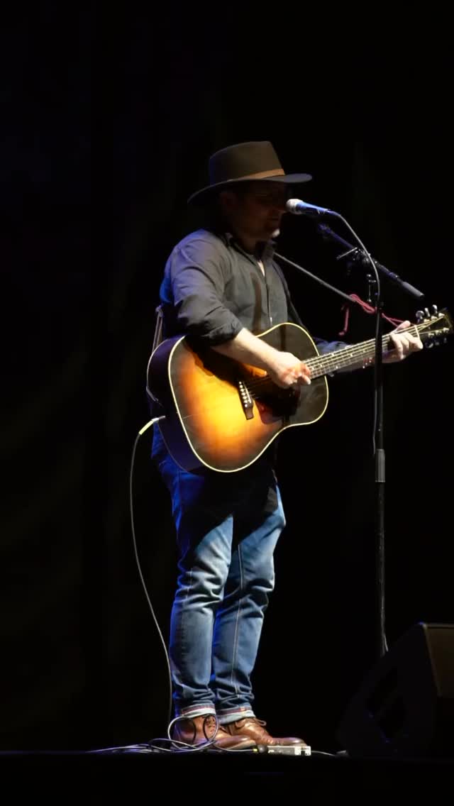 “Next to You” live from the Egyptian Theatre Corn Fest stage.
Video by @josacomstockphotographyllc
#singersongwriter #songwriter #altfolk #americana #livemusic #giglife #folkrock #dekalb #cornfest
