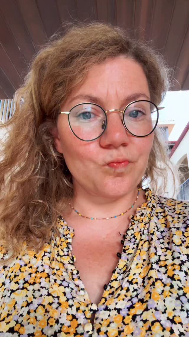 Ich habe 4 Tage gebraucht, um endlich mental im Urlaub anzukommen. Und Wochen im Vorfeld darüber nachgedacht, ob ich mir einen Hotelurlaub überhaupt erlauben kann.
Einmal nicht kochen, putzen, einkaufen, aufräumen … anstelle dessen mit den Kids spielen, am Sportprogramm teilnehmen, am Strand lesen, im Pool oder Meer schwimmen.
Ich bin total dankbar, dass wir uns das dieses Jahr vor dem Winter leisten können und ich ohne viel über die wenn’s und Abers zu grübeln, gebucht habe.
Aber warum fällt es im Besonderen Müttern so schwer loszulassen und zu entspannen, wenn sich die Gelegenheit ergibt?
Ich finde, die Antworten aus der Community sagen alles. Was meinst du?
#frauenärztin #muttersein #achtsamkeitimalltag #loslassen #mamagesundheit #mentalload #mumlife #urlaub #frausein #elternschaft