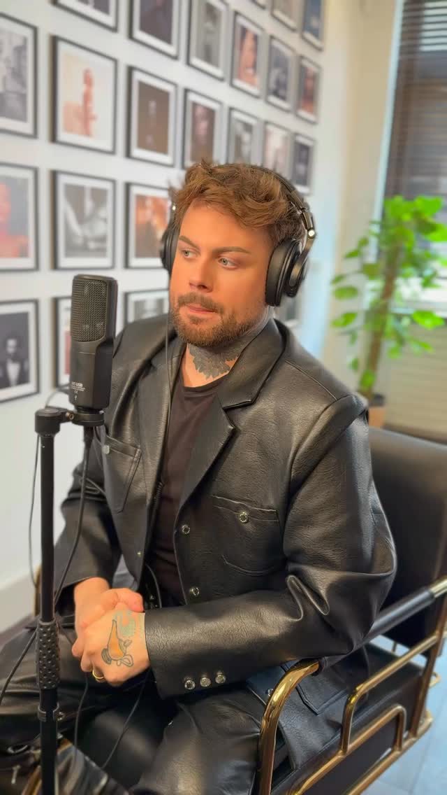 Dans l’ombre pourpre d’un souvenir,
@etienneclotis ravive l’éclat d’une légende.
@jorissouris , drapé de lumière et de paillettes,
se glisse dans la peau de Prince —
âme flamboyante, étoile indomptable.
Hommage vibrant à celui qui a peint le ciel de violet,
cette rétrospective murmure encore ses accords célestes
et fait danser le temps au rythme de son héritage.
Let the purple spirit shine. 💜